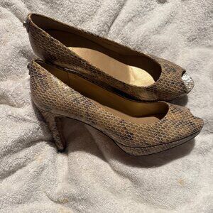 STUART WEITZMAN AUTH $399 Women Snake Print Leather Logo Plainfield Pump Sz 9.5